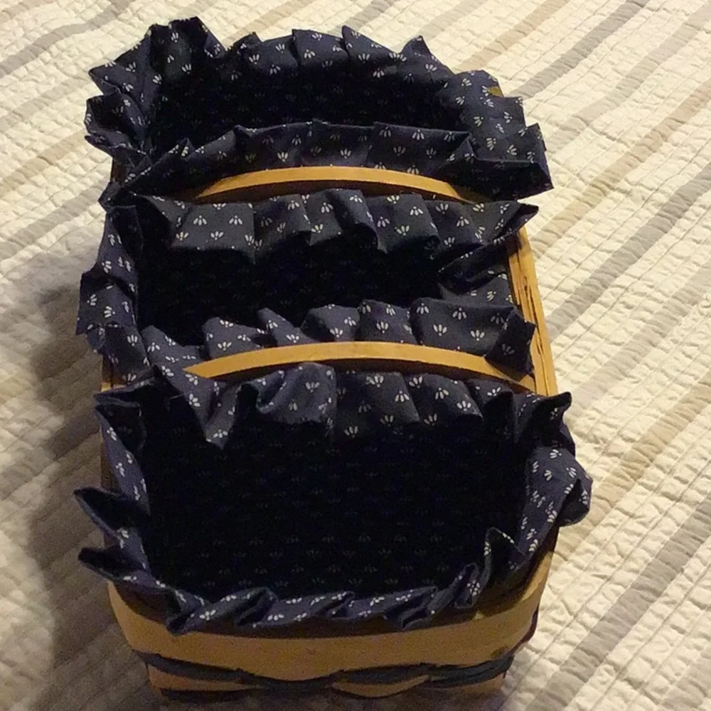 Basket with dividers